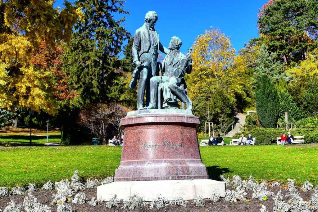 Strauss Statue, Vienna's Outskirts